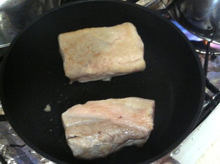 豚バラ肉をブロックのままフライパンで焼く