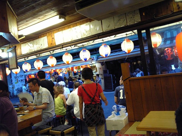 居酒屋浩司の店内からホッピー通りを望む