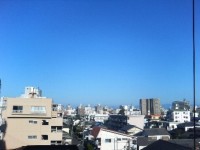 旅館の窓から宮崎市内を眺める