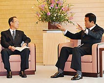 丹羽地方分権改革推進委員長と懇談する麻生首相＝６日、首相官邸