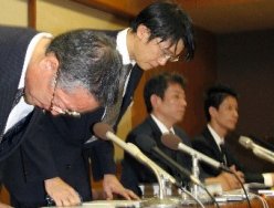 記者会見で謝罪する志多宏彦社長＝宮崎市橘通東１丁目の宮崎商工会館