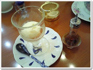 バニラアイスクリーム紅茶ソースかけ＋紅茶リキュール