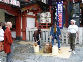 鷲神社の餅つき