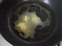 フライパンを熱して横市バターを溶かす