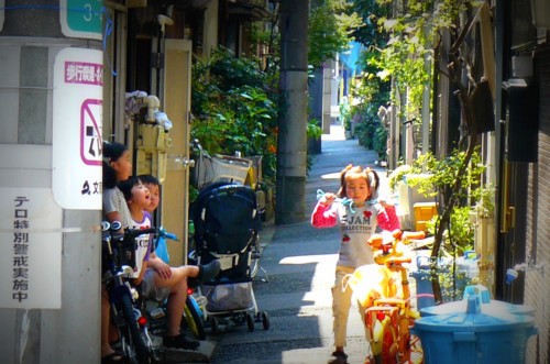 路地で遊ぶ。