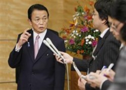 記者の質問に答える麻生首相＝２３日夜、首相官邸