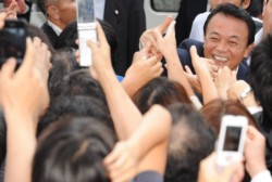 演説後に聴衆と握手をする麻生太郎首相＝名古屋市中区錦で２００９年８月２日、兵藤公治撮影