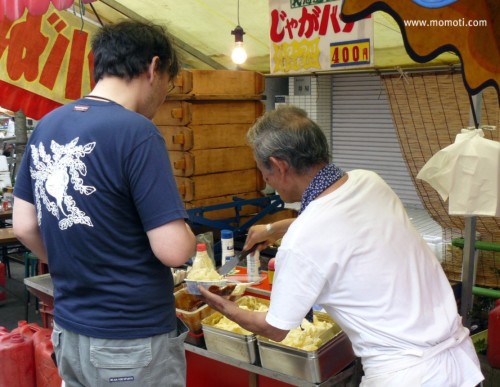 高倉屋のTシャツを着て。お富士さんの植木市にてじゃがバタを買う。