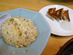 半チャーハンと餃子3個がつく 半チャーハンと餃子3個がつく