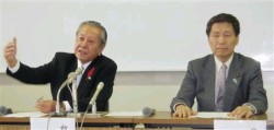 石原都知事の発言に対し、抗議の記者会見をする台東区の吉住弘区長（左）と木下悦希区議会議長＝７日午後、東京・台東区役所