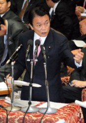 衆院予算委員会で、民主党の菅直人代表代行の質問に答える麻生首相＝８日午後、河合博司撮影