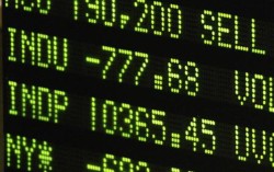 ２９日、ダウ平均の史上最大の下げ幅「７７７・６８」を表示するニューヨーク株式市場の表示板（ロイター）