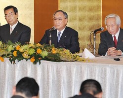 記者会見する日本経団連の御手洗会長(中央)ら経済３団体トップ＝６日、東京都千代田区