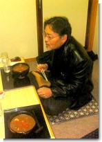 カレーそばを食べる桃知利男