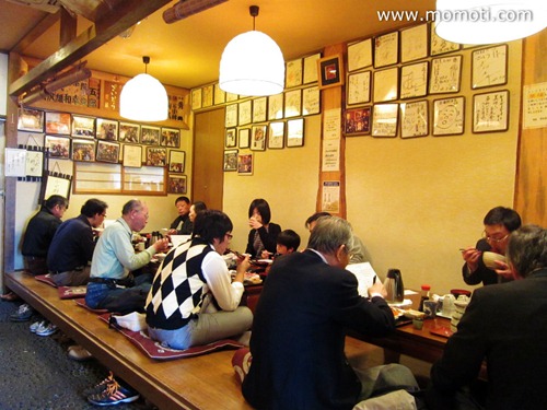 揃って海鮮丼を食べる店の半分の人々