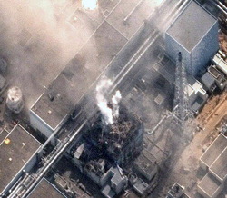 福島第１原発３号機の水素爆発直後の衛星写真。右上は４号機＝２０１１年３月１４日午前１１時４分、デジタルグローブ社提供