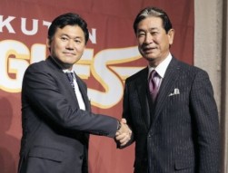 楽天監督に就任し三木谷会長（左）と握手する星野仙一氏＝池谷美帆撮影 