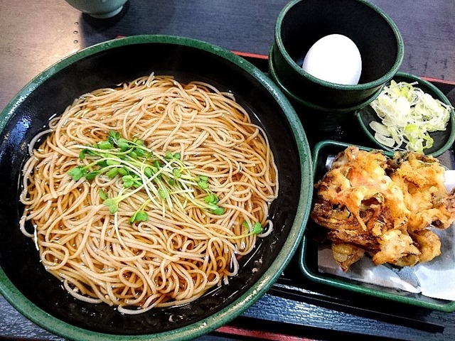 タコと紅生姜のかきあげそばのかめやの天玉そば風