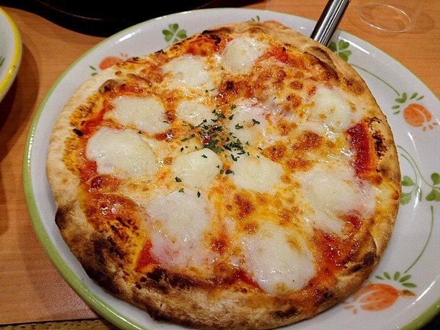 バッファローモッツァレラのピザ