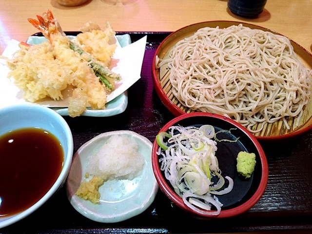 本ずわい蟹・海老・金目鯛・真鱈の白子の天ぷら蕎麦