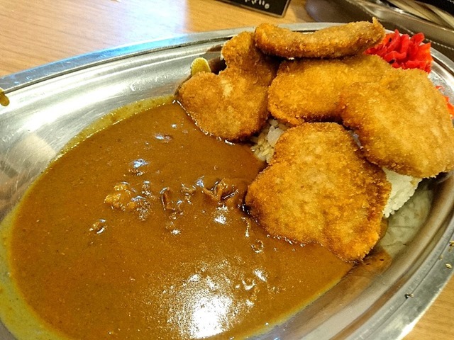 はみ出るヒレカツカレー