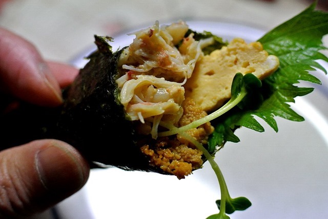 「重茂の焼きウニ」と、「自家製のたまごやき」と、外殻を剥かれた蟹の身で造った寿司