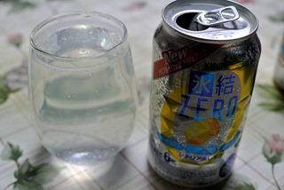 氷結ZEROは元々と缶のまま飲むのが正解とされているがあえてコップに移してみた