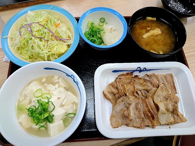 豚バラ焼肉L定食を＋50円でライスを湯豆腐に変更する