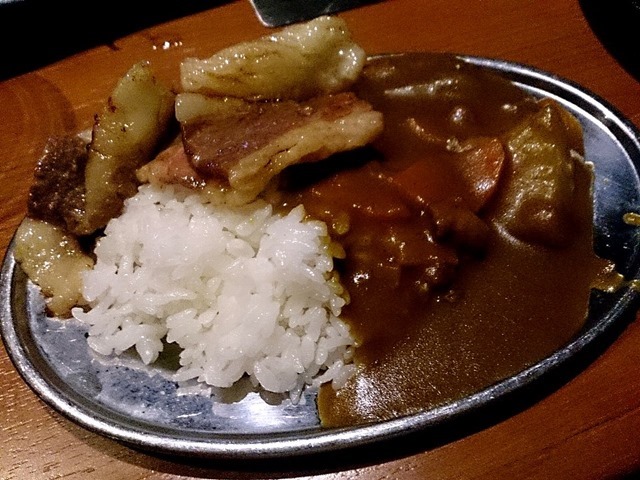 甘太郎秋葉原店の焼肉専用カレーにカルビをトッピング