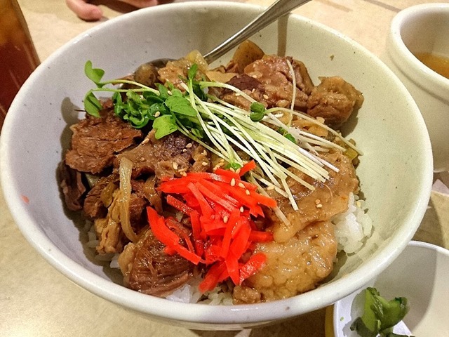 特製大山丼（和牛スジ煮込み丼）