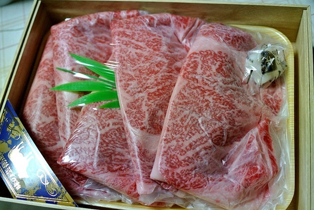 白老牛のスキヤキ用の牛肉