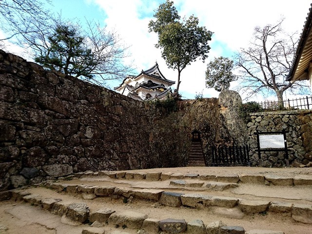 彦根城の天守閣が見える石段