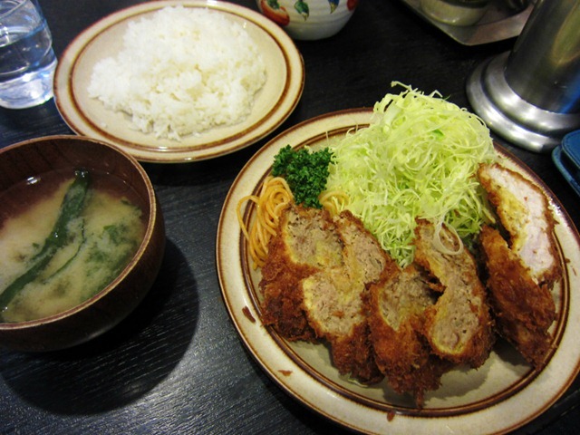 メンチカツとチキンカツの盛合わせ