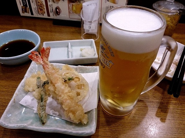 天ぷら4品と生ビール（中）のセット580円