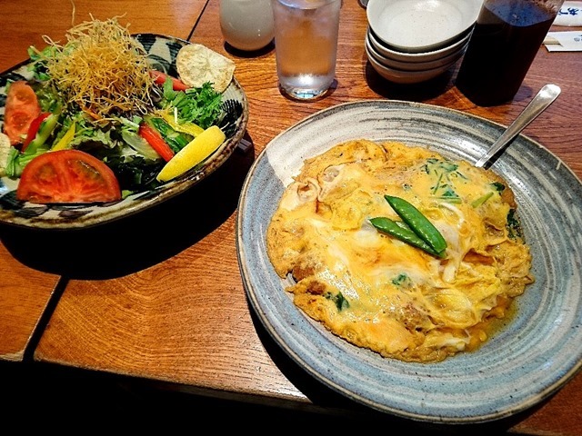 八種類の野菜の健康サラダとカツ丼の頭