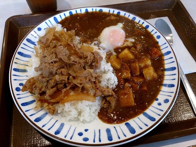 牛あいがけカレーおんたまトッピング