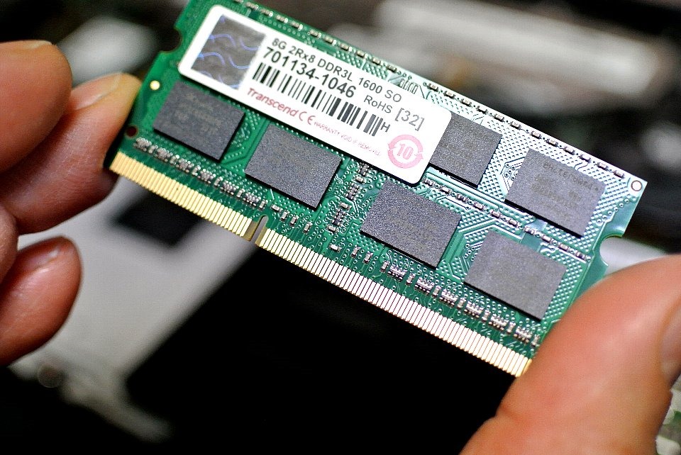 標準のメモリ4GBを8GBに交換する。（ThinkPad X250：Transcend ノート 