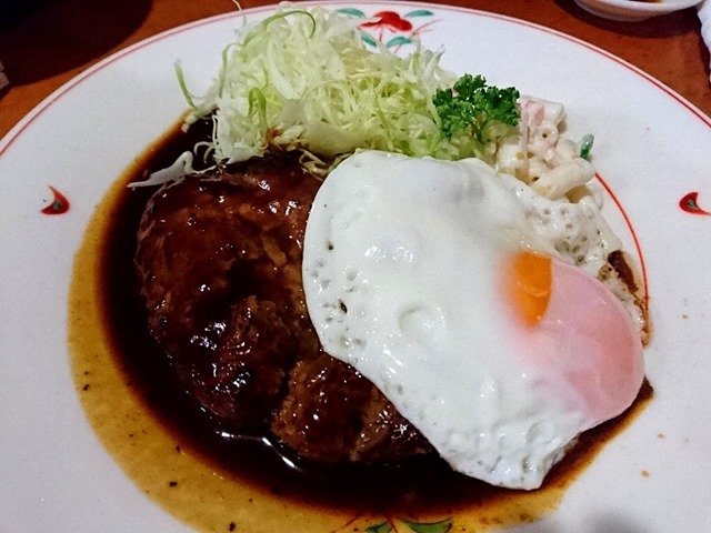 目玉焼きが凛々しい浅草スタイルのハンバーグ