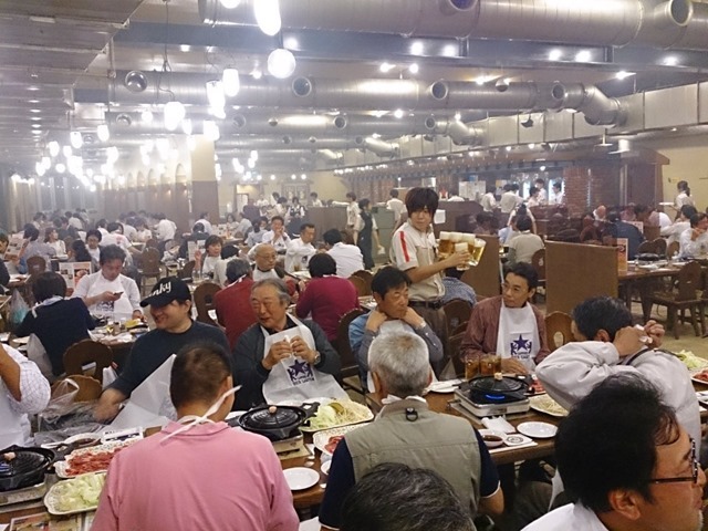 群衆ー札幌ビール園の晩餐