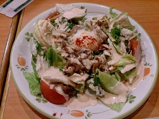 あったかポークと半熟卵のサラダ
