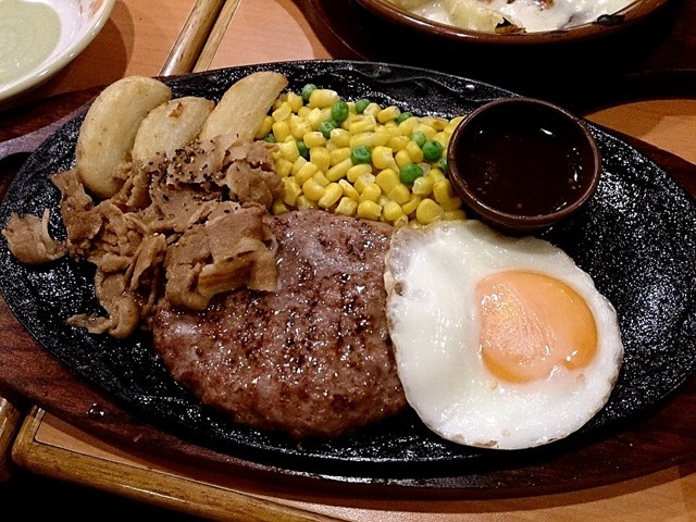 焼肉とハンバーグの盛合せ