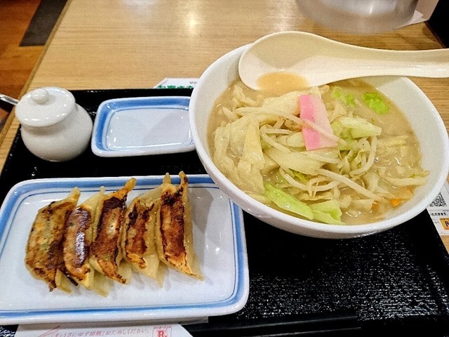 野菜たっぷり食べるスープ（塩味）と餃子