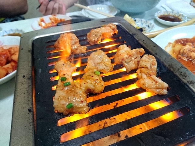 ホルモンを焼く