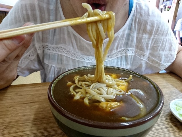 カレー南蛮玉落としを食べる家人