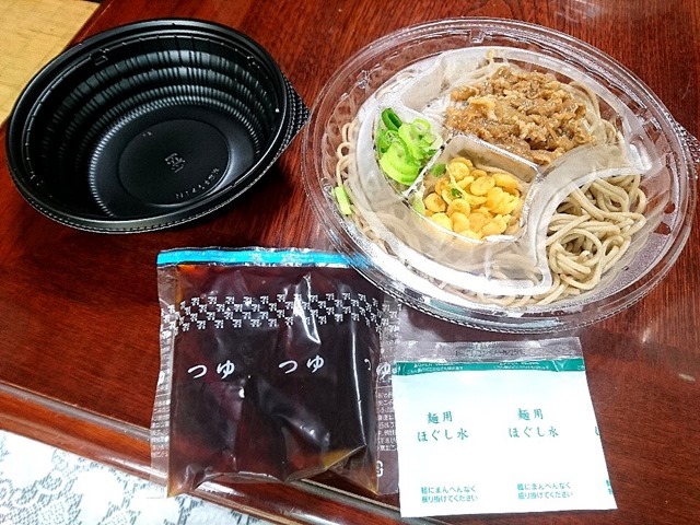 海苔ゴマ盛りで食べるピリ辛冷し肉つけ蕎麦