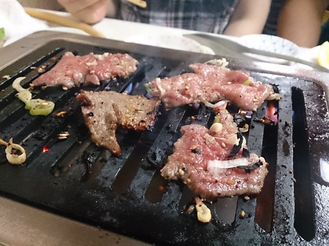 肉を焼く