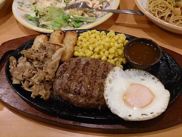 焼肉とハンバーグの盛合わせ（税込み599円也）