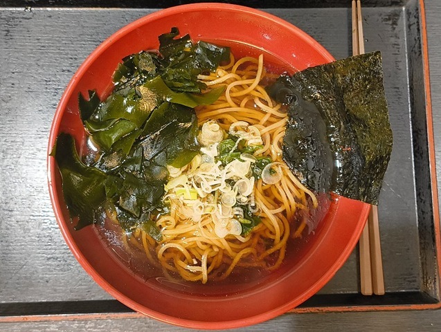 『ゆで太郎 もつ次郎本所吾妻橋店』で「中華そば」と「三陸 わかめ」（無料クーポン券）で「三陸わかめ中華そば」（自称）を食べた。とはいえ「わかめ」である。「中華そば」と一緒に食べるしかないのだよ。 まあ、しっかりとうまいからいいのだけれど（笑）。（ゆで太郎 もつ次郎本所吾妻橋店：墨田区吾妻橋3丁目）