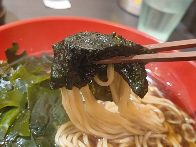 海苔で巻いて中華そばを手繰る
