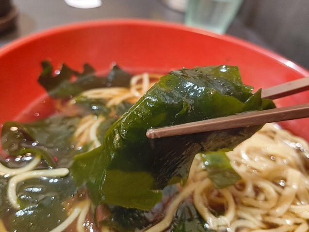 三陸わかめを食べる